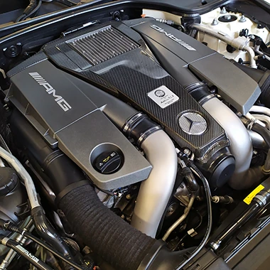 Silnik samochodu po wykonanym zabiegu czyszczenia komory silnika