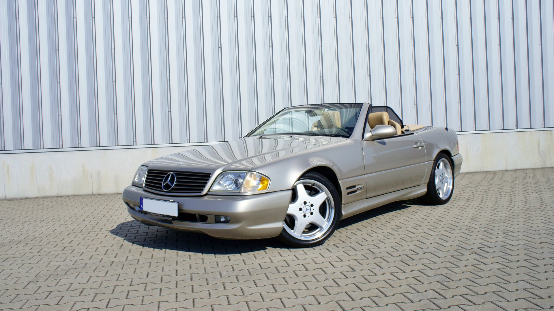 Srebrny kabriolet marki Mercedes po wykonanej usłudze hydrofobizacji szyb