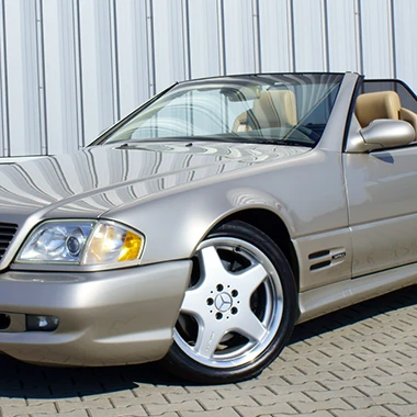 Srebrny kabriolet marki Mercedes po wykonanej usłudze hydrofobizacji szyb