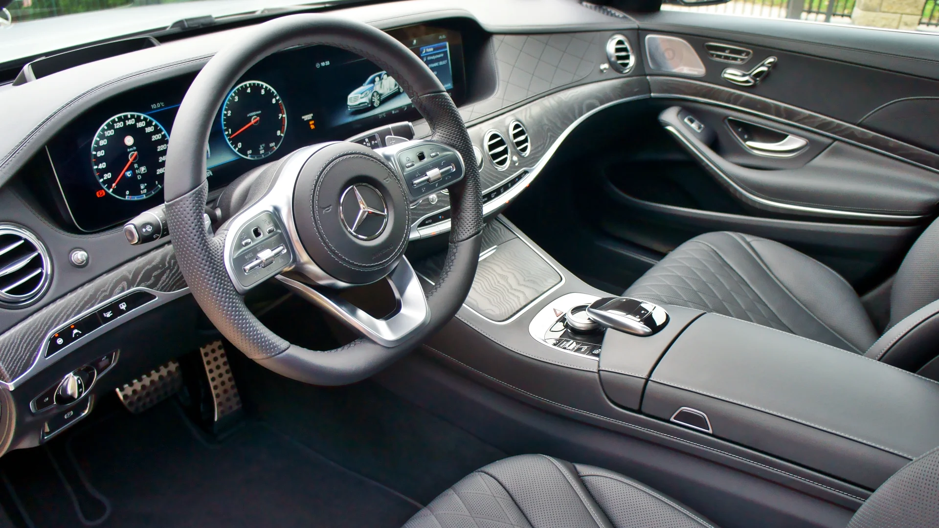 Wnętrze i kokpit samochodu Mercedes. Elegancka tapicerka została zaimpregnowana