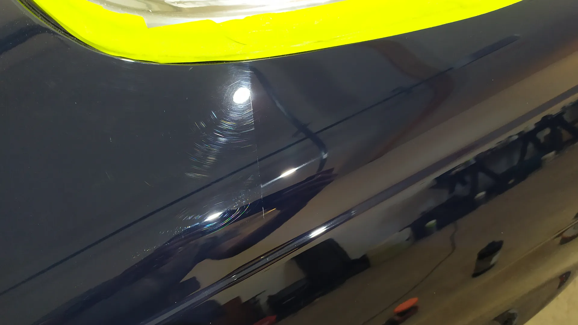 Porównanie na jednym zdjęciu jak usługa renowacji zwływa na karoserię samochodu